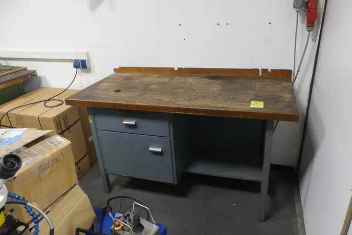 Werkbank Maße in cm ca 150 x 70 x 85
